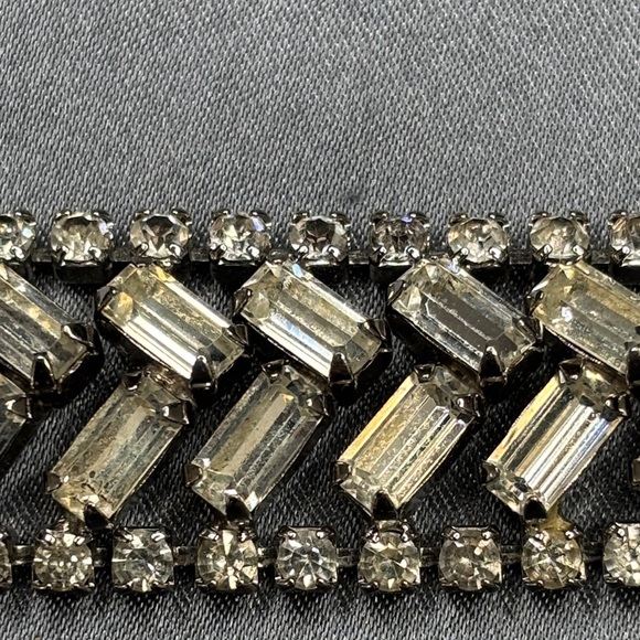 Elegant Silver Bracelet - Picture 4 of 6